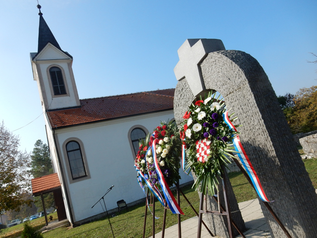 Spomenik poginulim Hrvatima Široke kule i župna crkva u Širokoj Kuli/arhiva Lika pressa                                                                                                                                                                   